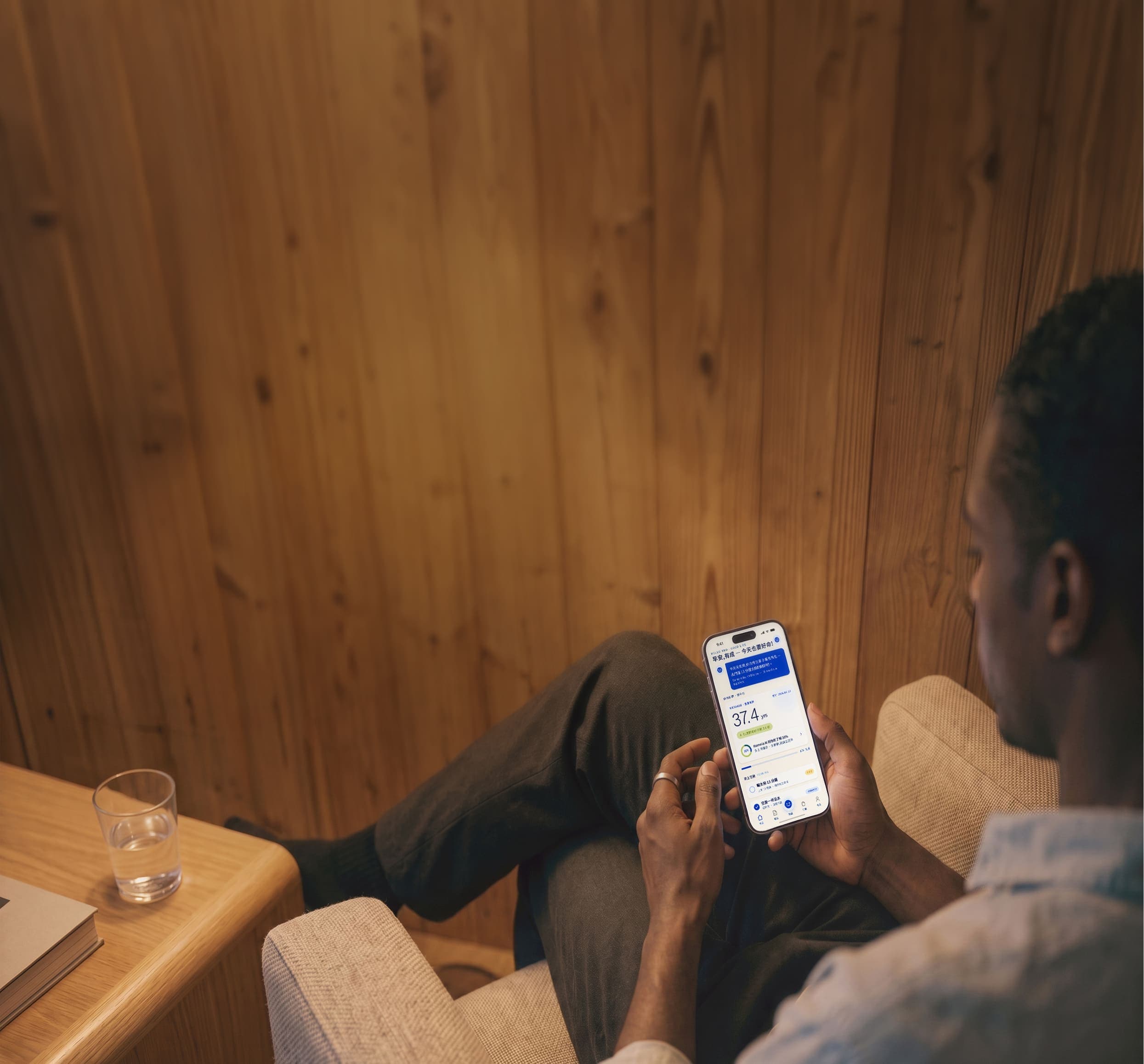在沙發上使用 Homnia App 的使用者