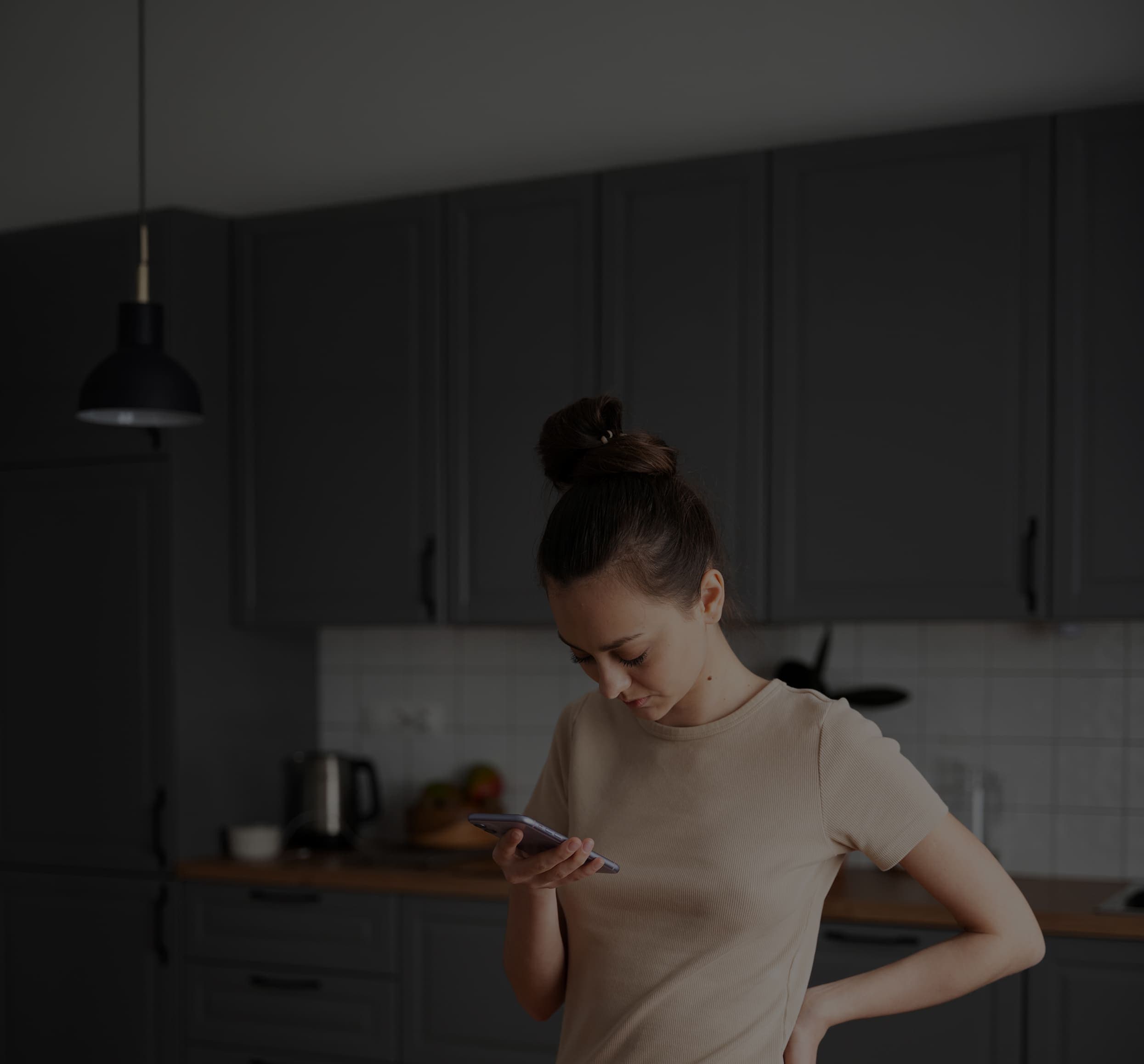 在廚房查看健康資訊的女性